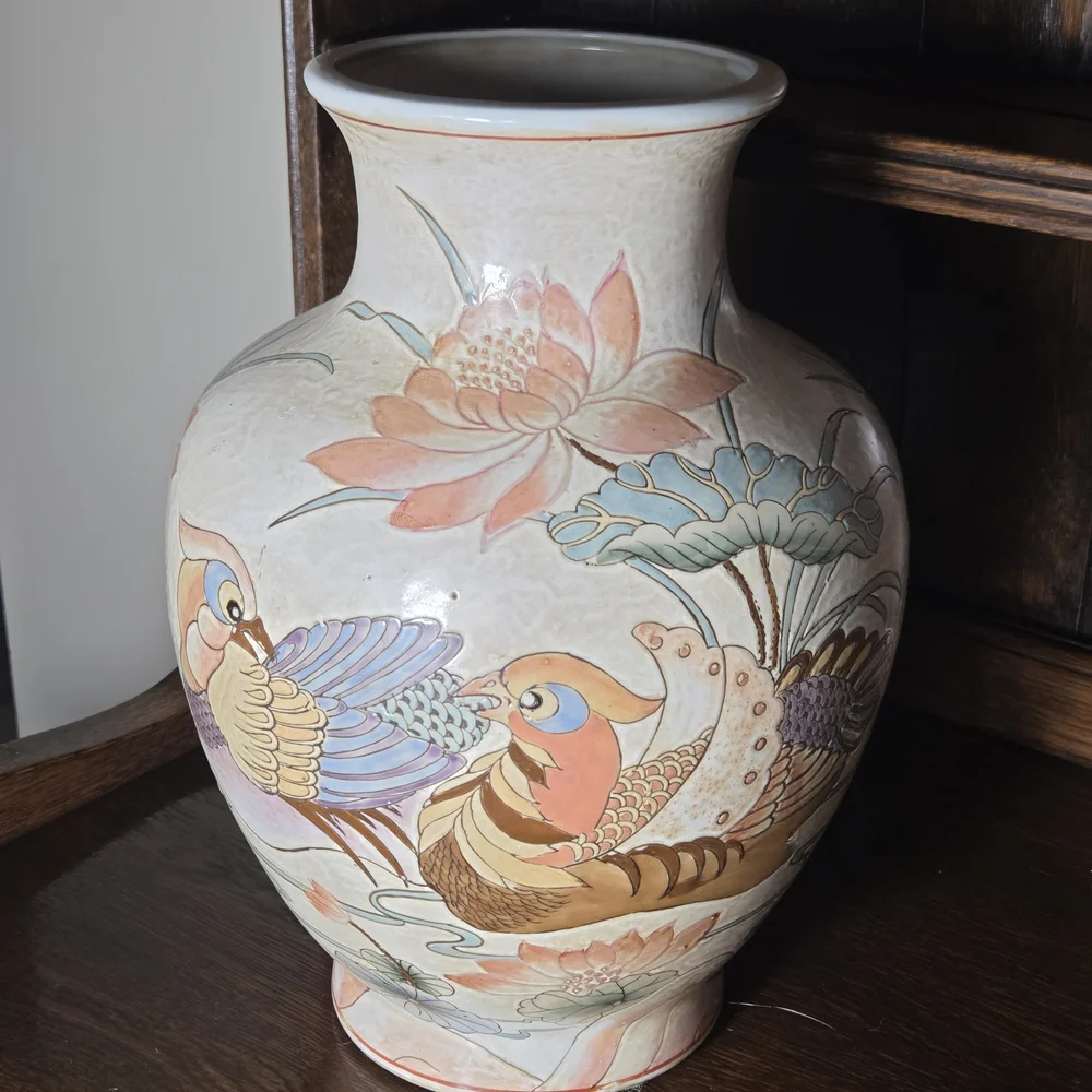 Macau Handpaintef Porcelain Artistic Ceramic Vase with Bird Motif.